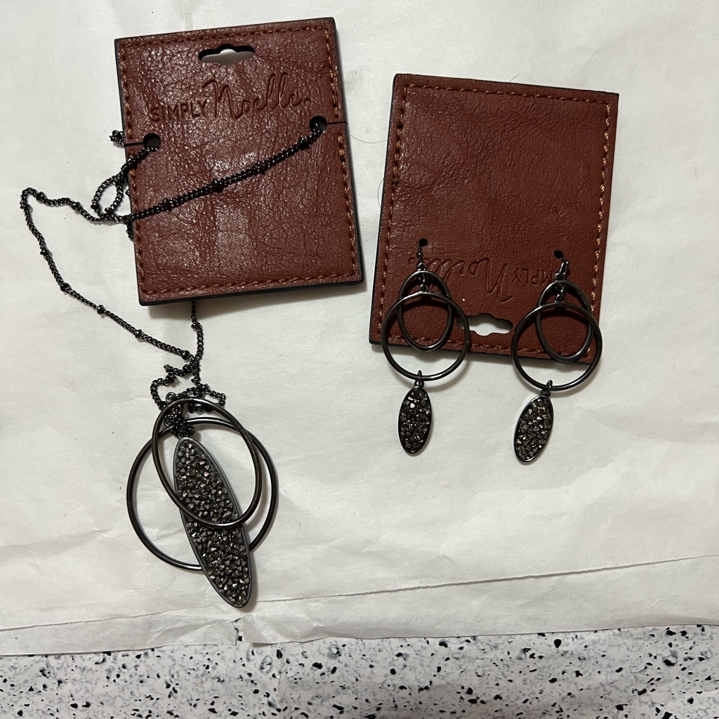 Beautiful Silver Tone Set Of Earring And Necklace